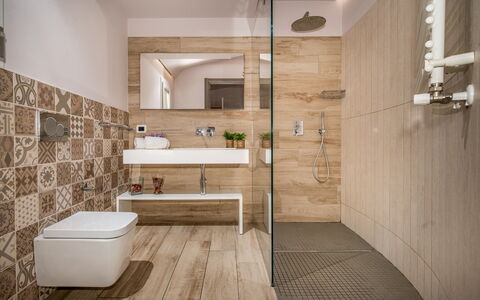 Villa Provenza 12+4: Piso, Baño, Suelo, Arreglo De Tubería, Asiento Del Baño, Baño, Diseño De Interiores, Loseta, Lavabo, Plomería