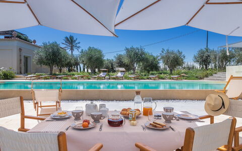 Villa Passo degli Aironi 12: Piscina, Recurso, Mueble Para Exteriores, Silla, Inmuebles, Eco Hotel, Hacienda, Paraguas, Sombra, Paisajismo