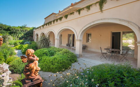 Villa Passo degli Aironi 12: Arbusto, Arquitectura, Planta De La Comunidad, Casa, Jardín, Inmuebles, Cobertura Del Suelo, Hacienda, Paisajismo