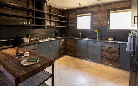 Villa Passo degli Aironi 12: Cocina, Mueble, Mostrador, Piso, Diseño De Interiores, Madera, Gabinetes, Aparato De Cocina, Techo, Suelo