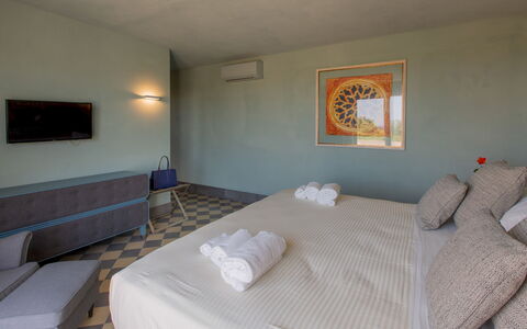 Villa Passo degli Aironi 12: Suelo, Piso, Mueble, Habitación, Piscina, Hotel, Silla, Recurso, Cama, Lecho