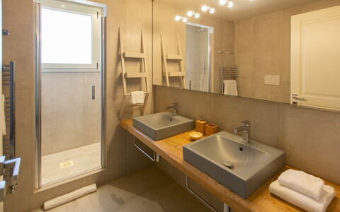 Villa Passo degli Aironi 12: Lavabo Del Baño, Arreglo De Tubería, Piso, Diseño De Interiores, Pared, Lavabo, Baño, Madera, Suelo, Grifo