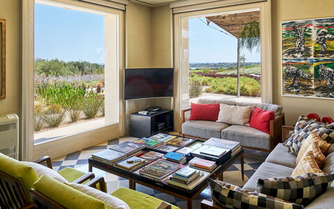 Villa Majoli 9: Mueble, Diseño De Interiores, Mesa, Suelo, Habitación, Sofá, Silla, Sala, Departamento, Techo