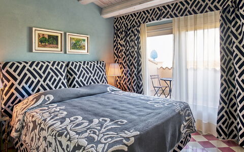 Villa Majoli 9: Mueble, Azul, Diseño De Interiores, Cama, Habitación, Suelo, Piso, Pared, Lecho, Sábana