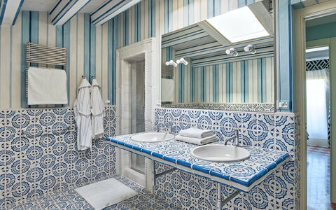 Villa Majoli 9: Azul, Diseño De Interiores, Piso, Suelo, Loseta, Arreglo De Tubería, Baño, Techo, Habitación, Grifo