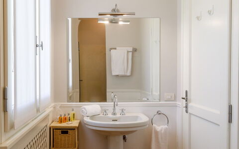 Villa Guidi 10: Lavabo Del Baño, Baño, Arreglo De Tubería, Pared, Diseño De Interiores, Lavabo, Espejo, Grifo, Piso, Plomería
