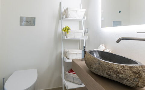 Villa Gialonia 8+2: Baño, Arreglo De Tubería, Diseño De Interiores, Piso, Espejo, Grifo, Suelo, Plomería, Lavabo, Encendiendo