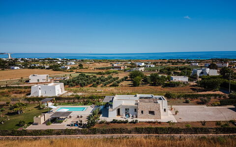 Villa Gialonia 8+2: Azul, Inmuebles, Piscina, Paisajismo, Villa, Recurso