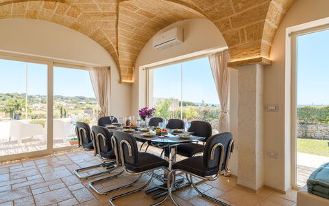 Villa Gialonia 8+2: Mueble, Diseño De Interiores, Silla, Mesa, Cocina Y Comedor Mesa, Techo, Comedor, Recurso, Restaurante, Manchas De Madera
