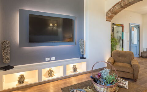 Casale Bella Vita 8+4: Pared, Mueble, Diseño De Interiores, Madera, Piso, Televisión, Sala, Casa, Suelo, Set De Televisión