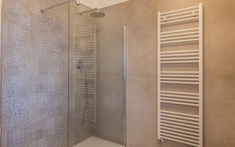 Casale Bella Vita 8+4: Pared, Piso, Suelo, Baño, Arreglo De Tubería, Loseta, Plomería, Diseño, Ducha, Alcachofa De La Ducha