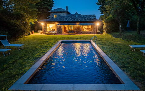 Casale dei Tigli 8: Azul, Piscina, Agua, Fuente De Agua, Inmuebles, Reflexión, Recurso, Jardín, Piscina De Reflejo, Patio Interior