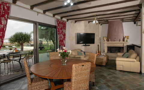 Villa Alessia 6: Mueble, Mesa, Silla, Mueble Para Exteriores, Cocina Y Comedor Mesa, Mesa Al Aire Libre, Mesa De Café, Sombra, Jardín, Patio Interior