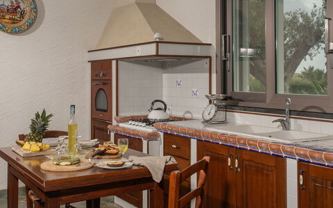 Villa Alessia 6: Cocina, Mueble, Mostrador, Madera, Diseño De Interiores, Piso, Gabinetes, Aparato De Cocina, Casa, Suelo