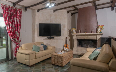 Villa Alessia 6: Mueble, Diseño De Interiores, Piso, Suelo, Habitación, Sofá, Sala, Encendiendo, Silla, Mesa
