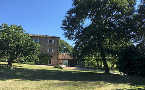 Villa Carmeli 12+2: Árbol, Casa, El Terreno Del Lote, Inmuebles, Césped, Cabaña, Jardín, Casa De Campo, Paisajismo, Yarda