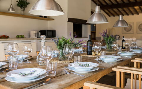 Villa Carmeli 12+2: Mueble, Diseño De Interiores, Mesa, Vajilla, Comedor, Cocina Y Comedor Mesa, Silla, Habitación, Encendiendo, Utensilios Para Servir