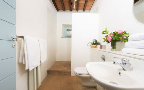 Villa Carmeli 12+2: Baño, Arreglo De Tubería, Piso, Lavabo Del Baño, Suelo, Diseño De Interiores, Lavabo, Grifo, Plomería, Baño