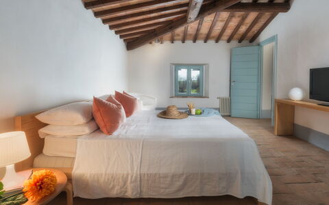 Villa Carmeli 12+2: Pared, Diseño De Interiores, Madera, Habitación, Piso, Suelo, Cama, Techo, Mueble, Casa