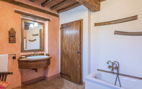 Podere le Corone 14: Arreglo De Tubería, Plomería, Madera Dura, Grifo, Manchas De Madera, Tablón, Hotel, Baño