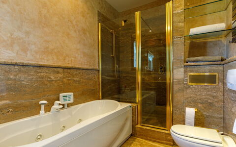 Villa California 6: Baño, Arreglo De Tubería, Piso, Diseño De Interiores, Suelo, Grifo, Bañera, Plomería, Loseta, Lavabo