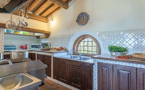 Podere Pratovecchio 14+2: Cocina, Mostrador, Diseño De Interiores, Piso, Techo, Loseta, Aparato De Cocina, Suelo, Casa, Estufa De Cocina