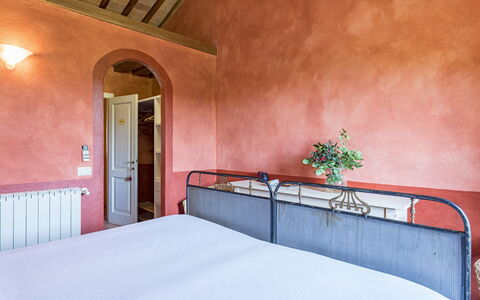 Podere Pratovecchio 14+2: Pared, Mueble, Diseño De Interiores, Suelo, Habitación, Piso, Sábana, Marco De La Cama, Cama, Lecho