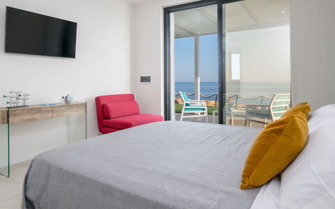 Villa Sabbie Rosse 6: Mueble, Mar, Departamento, Oceano, Silla, Habitación, Cama, Recurso, Hotel, Balcón