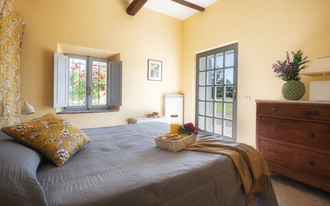 Casale Dell Oasi 12: Mueble, Diseño De Interiores, Cama, Pared, Habitación, Piso, Habitación, Sábana, Suelo, Madera