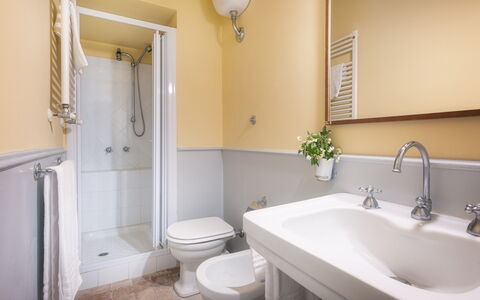 Casale Dell Oasi 12: Baño, Arreglo De Tubería, Lavabo Del Baño, Pared, Diseño De Interiores, Lavabo, Piso, Suelo, Grifo, Plomería