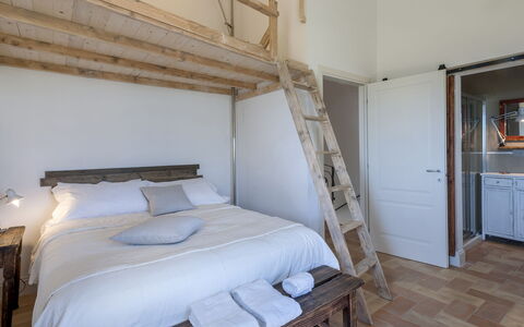 Casa Pilar 4+1: Mueble, Habitación, Cama, Madera, Sábana, Diseño De Interiores, Lecho, Suelo, Linos, Piso