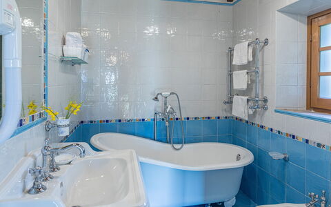Casal Parro 6: Azul, Baño, Arreglo De Tubería, Diseño De Interiores, Bañera, Lavabo Del Baño, Lavabo, Grifo, Piso, Plomería