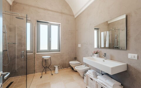 La Torre di Monsignore 12: Piso, Pared, Suelo, Diseño De Interiores, Arreglo De Tubería, Techo, Baño, Encendiendo, Habitación, Plomería