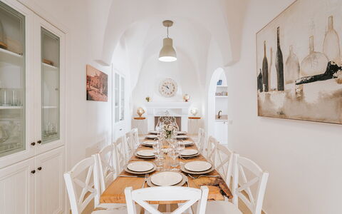 La Torre di Monsignore 12: Mueble, Diseño De Interiores, Mesa, Techo, Silla, Cocina Y Comedor Mesa, Encendiendo, Comedor, Lámpara, Habitación