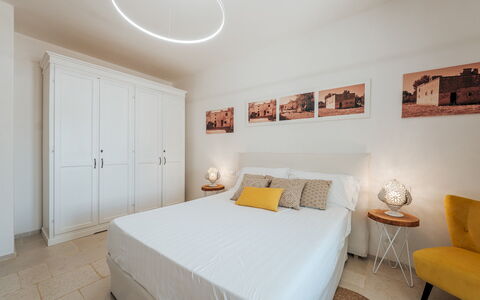 La Torre di Monsignore 12: Cama, Diseño De Interiores, Mueble, Habitación, Suelo, Pared, Piso, Madera, Techo, Lecho