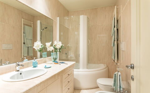 Villa Mimmina 8: Baño, Diseño De Interiores, Piso, Arreglo De Tubería, Lavabo Del Baño, Lavabo, Suelo, Pared, Espejo, Mostrador