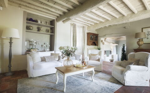Villa Marraccini 8: Mueble, Diseño De Interiores, Sofá, Pared, Sala, Habitación, Casa, Piso, Techo, Arrojar La Almohada