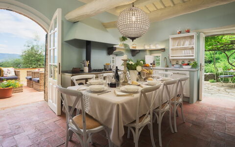 Villa Marraccini 8: Mueble, Diseño De Interiores, Silla, Mesa, Comedor, Cocina Y Comedor Mesa, Casa, Techo, Encendiendo, Vajilla