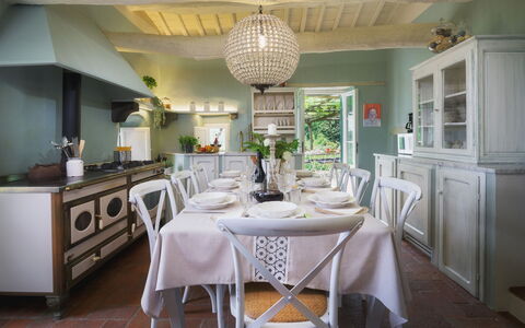 Villa Marraccini 8: Mueble, Diseño De Interiores, Mesa, Cocina, Silla, Techo, Encendiendo, Cocina Y Comedor Mesa, Vajilla, Casa