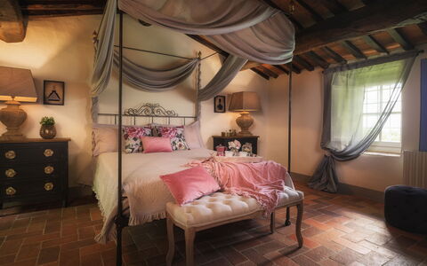 Villa Marraccini 8: Mueble, Cama, Diseño De Interiores, Habitación, Lecho, Linos, Sábana, Textil, Casa, Encendiendo