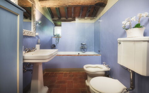 Villa Marraccini 8: Pared, Arreglo De Tubería, Baño, Lavabo Del Baño, Lavabo, Grifo, Piso, Plomería, Puerta, Baño