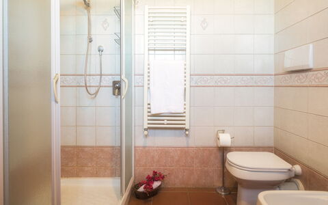 La Panoramica 8: Baño, Arreglo De Tubería, Piso, Diseño De Interiores, Suelo, Lavabo Del Baño, Baño, Lavabo, Plomería, Grifo