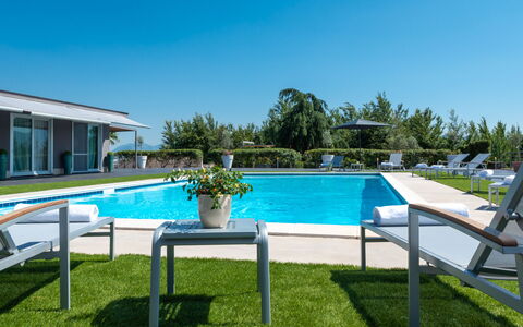 Villa Atmosfere 8: Piscina, Recurso, Mueble Para Exteriores, Sombra, Jardín, Paisajismo, Césped, Silla, Eco Hotel, Yarda