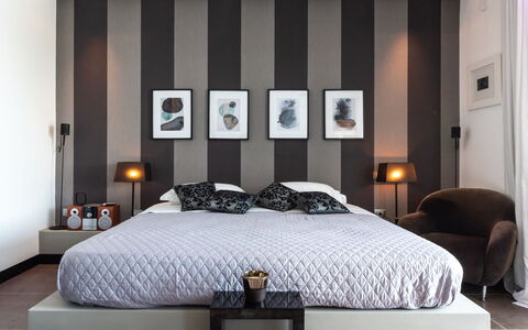 Villa Atmosfere 8: Mueble, Cama, Diseño De Interiores, Habitación, Lecho, Pared, Sábana, Piso, Suelo, Techo