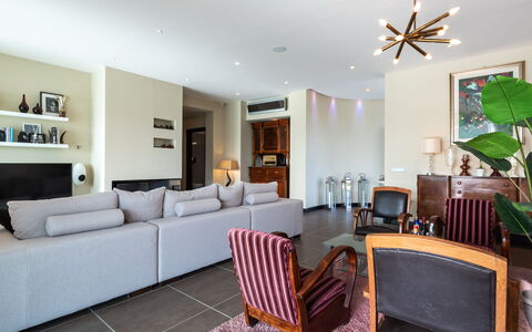 Villa Atmosfere 8: Mueble, Diseño De Interiores, Piso, Suelo, Sofá, Habitación, Sala, Madera, Techo, Mesa