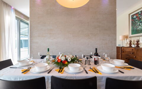 Villa Atmosfere 8: Mueble, Diseño De Interiores, Mesa, Comedor, Silla, Vajilla, Cocina Y Comedor Mesa, Techo, Encendiendo, Piso