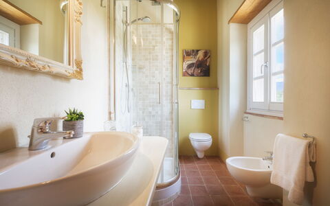 Villa Il Magnifico 10: Pared, Baño, Piso, Arreglo De Tubería, Diseño De Interiores, Suelo, Encendiendo, Grifo, Bañera, Mueble