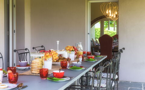 Villa Il Magnifico 10: Mueble, Vajilla, Mesa, Silla, Diseño De Interiores, Cocina Y Comedor Mesa, Utensilios Para Servir, Drinkware, Comida, Restaurante