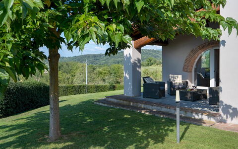 Villa Il Magnifico 10: El Terreno Del Lote, Jardín, Sombra, Césped, Paisajismo, Yarda, Patio Interior, Parque, Estructura Al Aire Libre, Casa De Campo