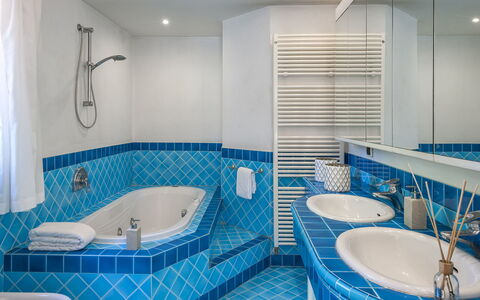 Villa Rossa 12: Diseño De Interiores, Piso, Arreglo De Tubería, Suelo, Baño, Techo, Mueble, Grifo, Plomería, Bañera
